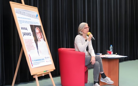 Anna Janko podczas spotkania z młodzieżą z koszalińskich szkół - akcja Nastolatki w Bibliotece 2018