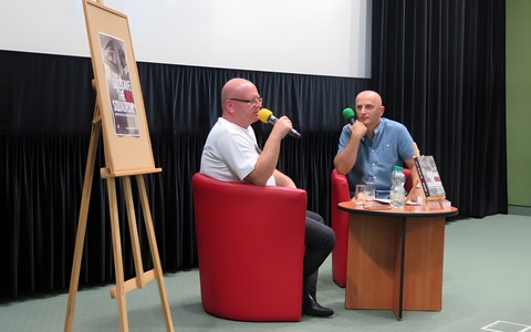 Na zdjęciu od lewej: Grzegorz Śliżewski oraz prowadzący spotkanie Piotr Polechoński