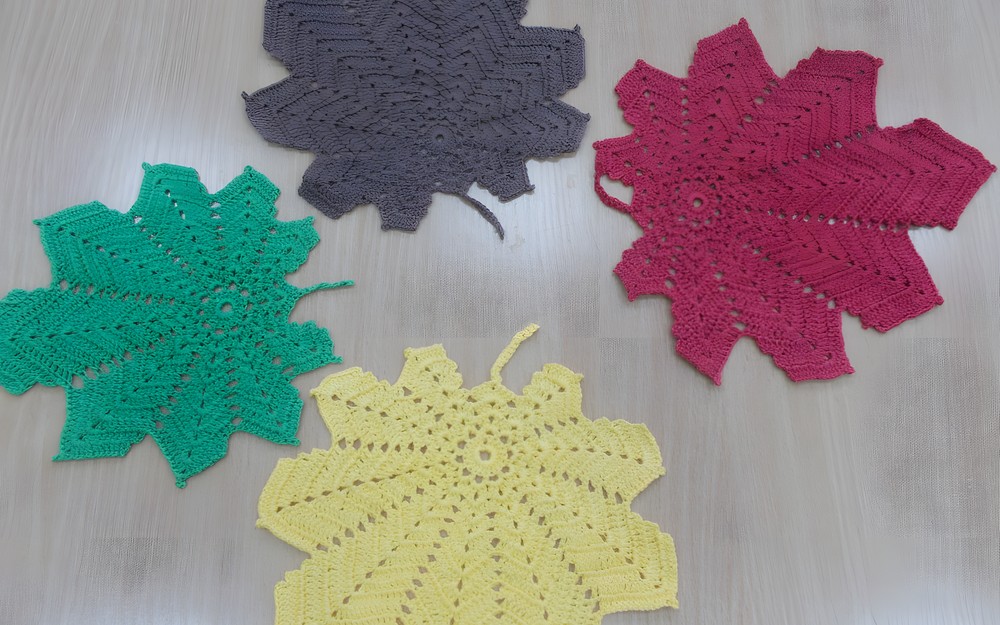 serwetki w kształcie liści klonowych wykonane metodą szydełkową