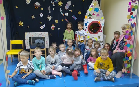 Grupa przedszkolaków na scenie