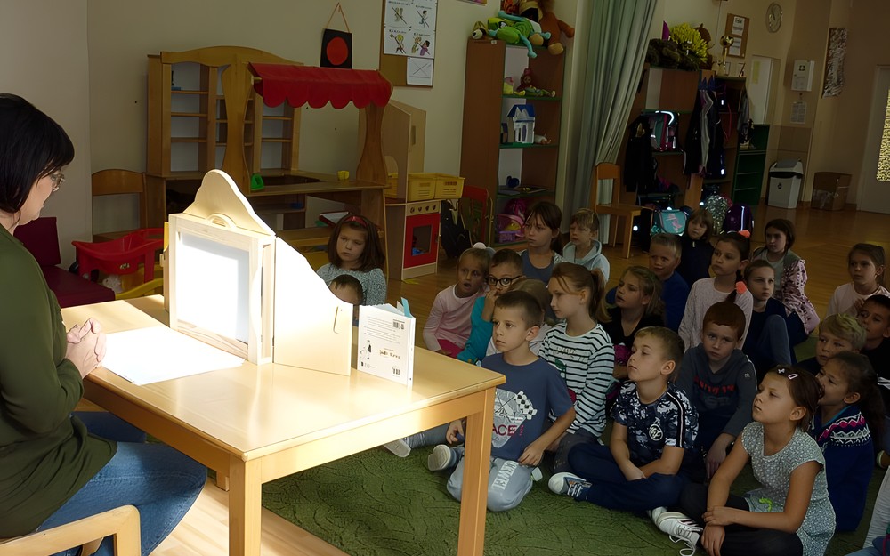 Cała Polska Czyta Dzieciom - bibliotekarka czyta dzieciom ze świetlicy w SP18