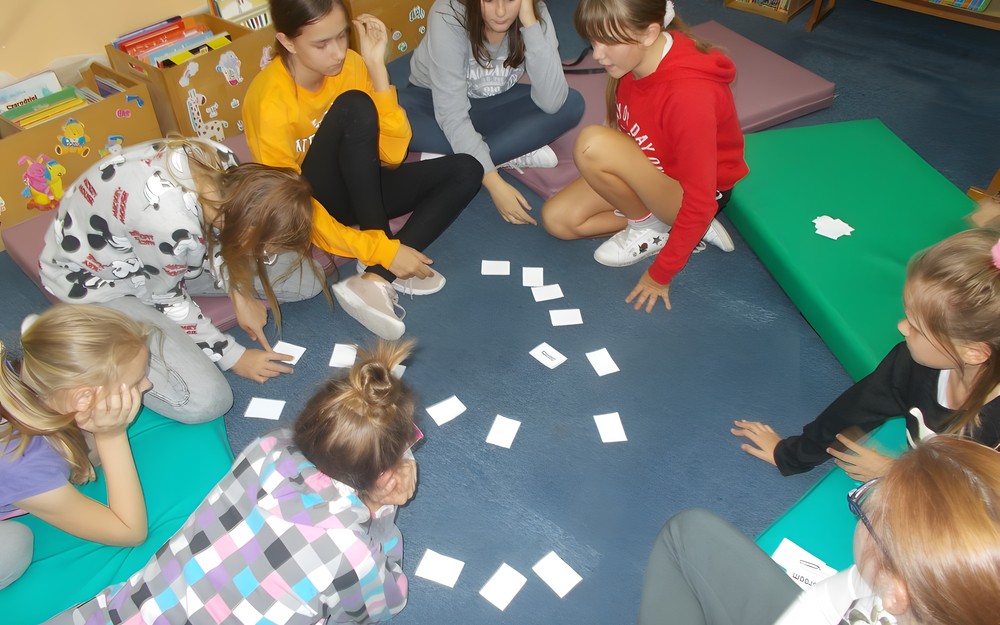 Dzieci grają w angielskie memory