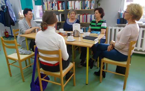 Grupa dyskusyjna na spotkaniu Klubu Książki
