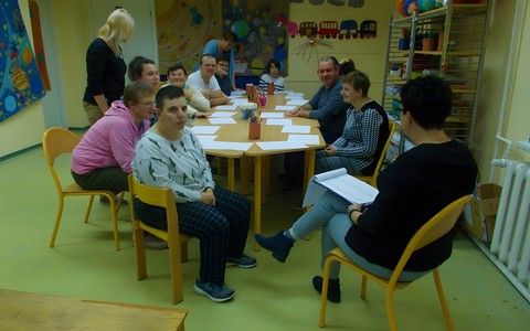 Podopieczni WTZ nr 2 na zajęciach w bibliotece