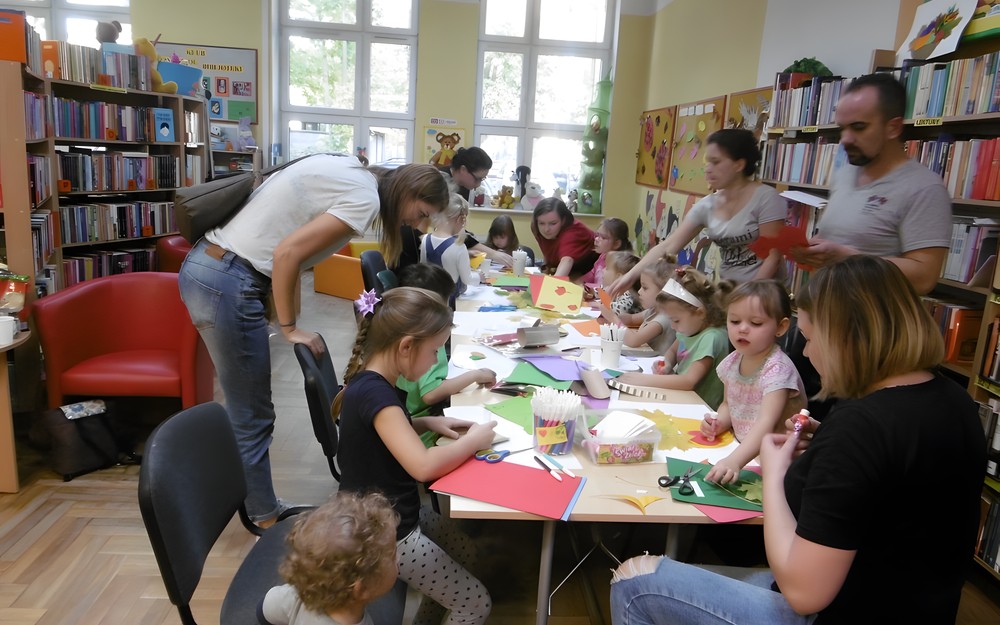 Uczestnicy zajęć przy pracy plastycznej.