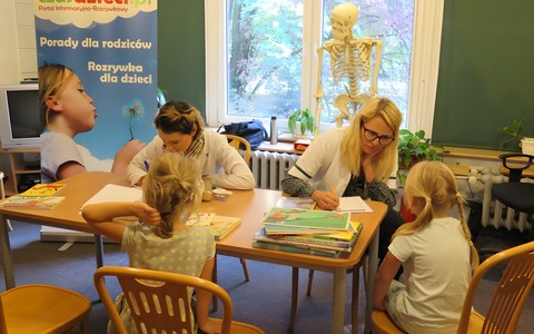 Dwie ekspertki literatury dla dzieci z Fundacji Czas Dzieci w czasie trwania Ostrego dyżuru literackiego w KBP wypisują recepty, które zawierają tytuły książek do przeczytania