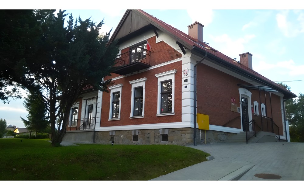 Na zdjęciu Powiatowa i Miejsko-Gminna Biblioteka Publiczna w Starym Sączu, w której gościła „nasza praktykantka” Anna Wieczorek