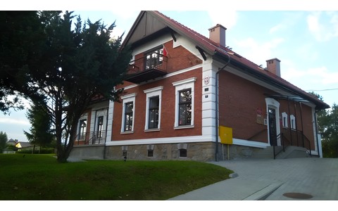 Na zdjęciu Powiatowa i Miejsko-Gminna Biblioteka Publiczna w Starym Sączu, w której gościła „nasza praktykantka” Anna Wieczorek