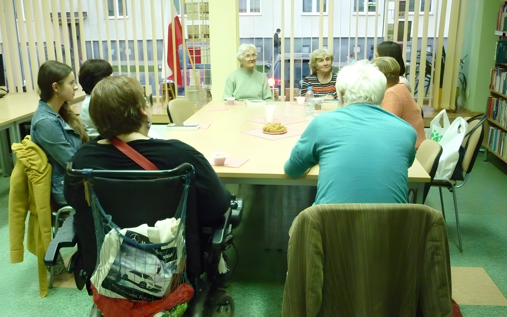 Uczestnicy dyskutują na temat przeczytanej książki