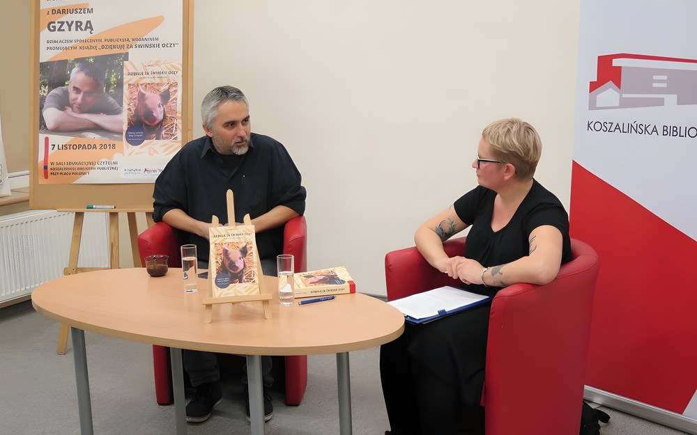 Od lewej: Dariusz Gzyra oraz prowadząca spotkanie autorskie Magdalena Młynarczyk