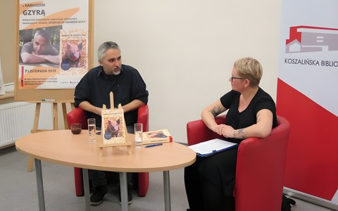 Od lewej: Dariusz Gzyra oraz prowadząca spotkanie autorskie Magdalena Młynarczyk