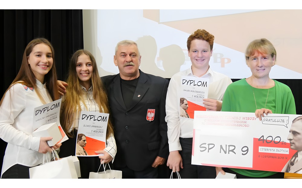 Turniej Wiedzy o życiu literackim Dwudziestolecia międzywojennego. Zwycięska, trzyosobowadrużyna wraz z Ryszardem Fornalczykiem (pośrodku) oraz przygotowującą ich nauczycielką (pierwszą od prawej)