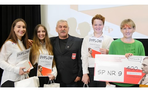 Turniej Wiedzy o życiu literackim Dwudziestolecia międzywojennego. Zwycięska, trzyosobowadrużyna wraz z Ryszardem Fornalczykiem (pośrodku) oraz przygotowującą ich nauczycielką (pierwszą od prawej)