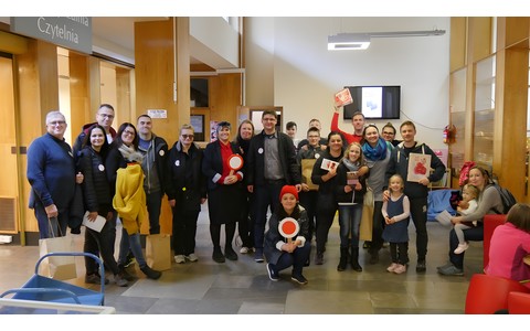 Uczestnicy gry miejskiej Fair Train zgromadzeni przed rozpoczęciem w holu KBP przy pl. Polonii 1