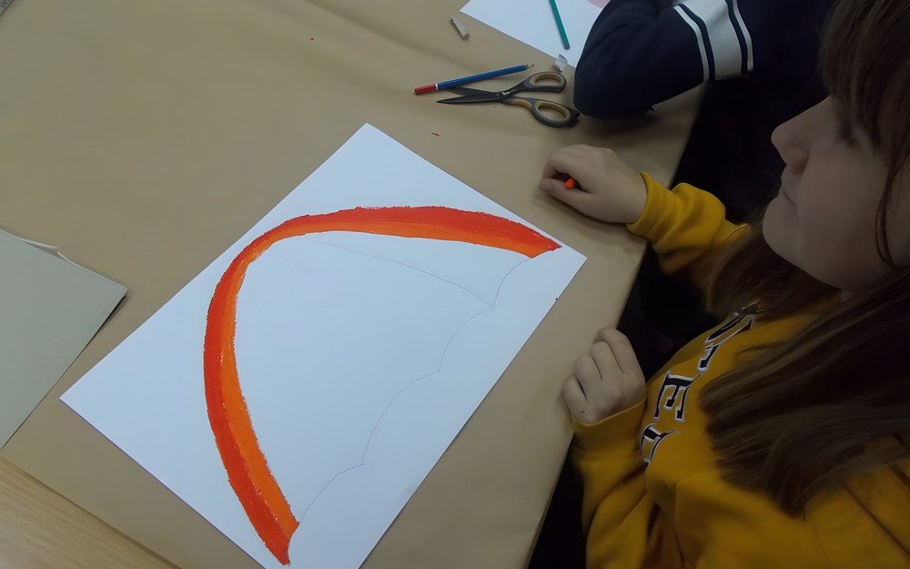 Dziewczynka rysuje pracę plastyczną