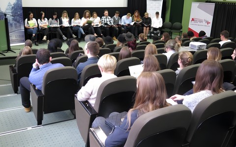 Młodzież występująca podczas akcji „Młodzieży Czytanie”