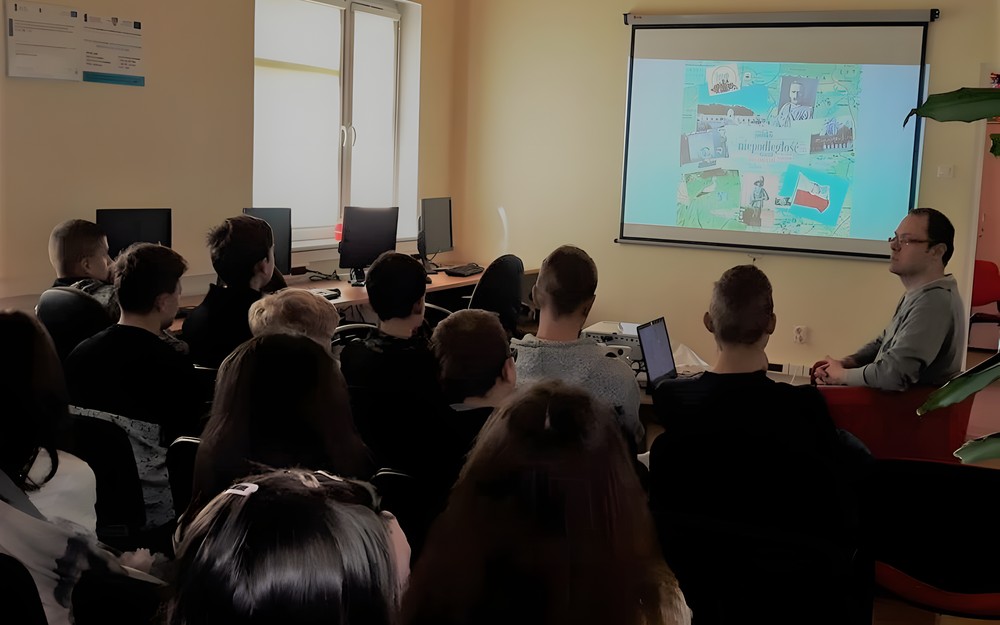 Uczniowie poczas prezentcji multimedialnej