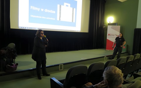 Natalia Gebert z Inicjatywy nieformalnej Dom Otwarty wita publiczność zgromadzoną na objazdowym kinie uchodźczym w Koszalińskiej Bibliotece Publicznej