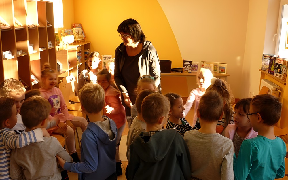 Bibliotekarla z grupą pierwszoklasistów ze świetlicy Szkoły Podstawowej nr 18 w Koszalinie