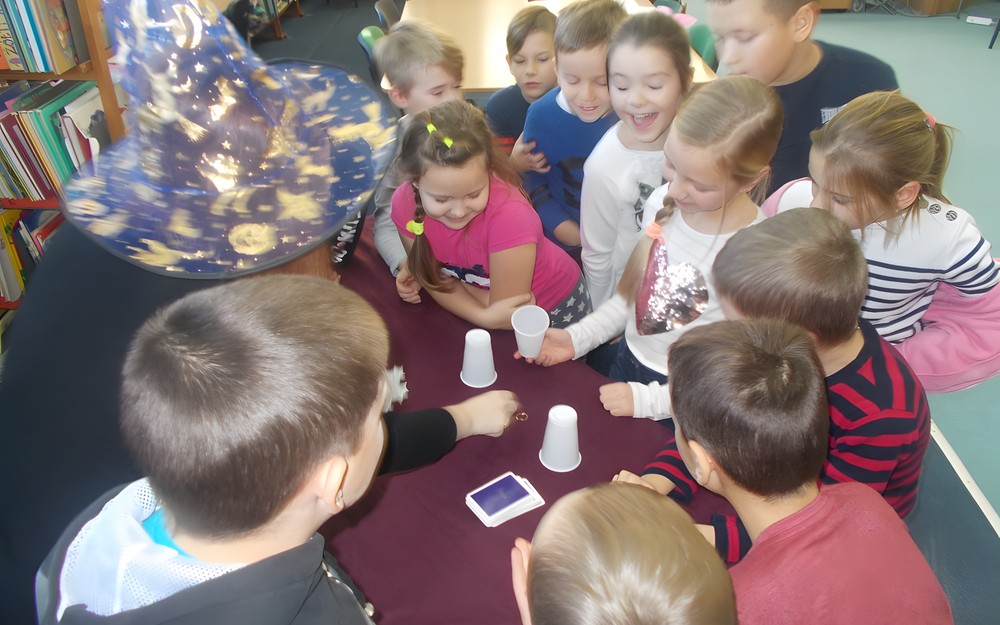 Dzieci podczas wróżb andrzejkowych