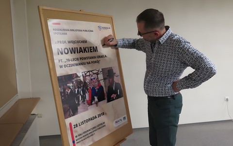 Prof. Wojciech Nowiak składa pamiątkowy autograf podczas wykładu „70-lecie powstania Izraela. 1948-2018. W oczekiwaniu na pokój”