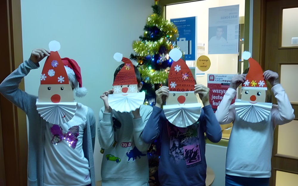 Moliki prezentują swoje prace plastyczne - papierowe MIKOŁAJE