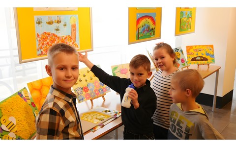 Dzieci zwiedzające wystawę "W królestwie pszczół"