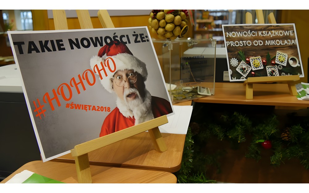 Na zdjęciu: Tabliczki informacyjne: Takie nowości, że ho, ho, ho z wizerunkiem św. Mikołaja oraz Nowości książkowe prosto od Mikołaja.