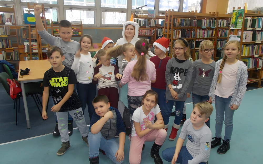 Dzieci pozują do zdjęcia z Olafem znanym z bajki Kraina lodu