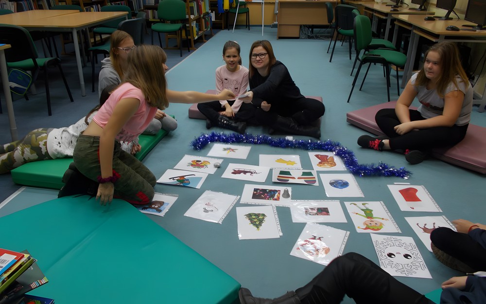 Dzieci odczytują słowo po angielsku i dopasowują go do obrazka