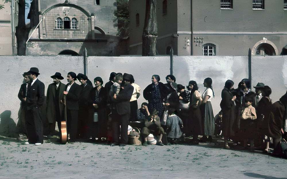Fotografia: Wikimedia Commons Bundesarchiv_R_165_Bild-244-48,_Asperg,_Deportation_von_Sinti_und_Roma.jpg / Attribution: Bundesarchiv, R 165 Bild-244-48 / CC-BY-SA 3.0. Zdjęcie przedstawia deportację Sinti i Romów w Asperg podczas II wojny światowej
