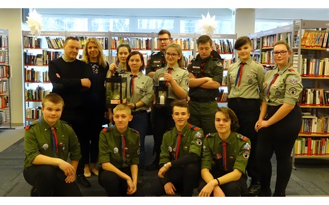 Dyrektor KBP, Dariusz Pawlikowski oraz zastępc KBP, Beata Sawa-Jovanoska wraz z harcerkami i harcerzami, którzy przynieśli Betlejemskie Światło Pokoju