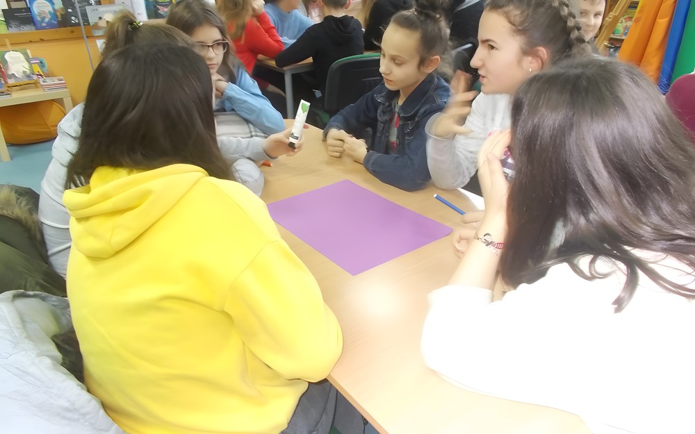 Dzieci pracują w grupach i tworzą reklamy