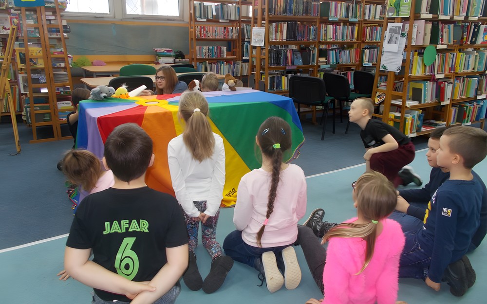 Dzieci wraz z bibliotekarką odgrywają scenkę