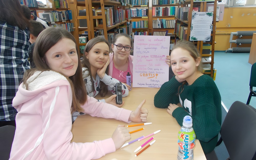 Dzieci pracują w grupach i tworzą reklamy