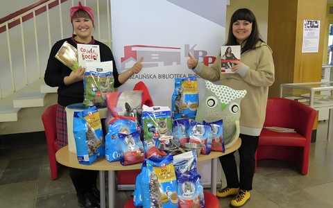 Barbara Wysmyk oraz Natalia Sulima prezentują dary zebrane dla kotów