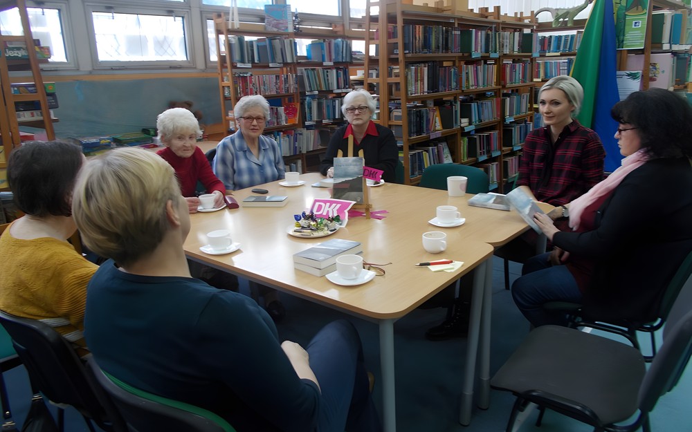 Wspólna dyskusja przy stole