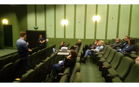 Publiczność zgromadzona na trzeciej projekcji filmu z cyklu "Miasto Na Przykład"
