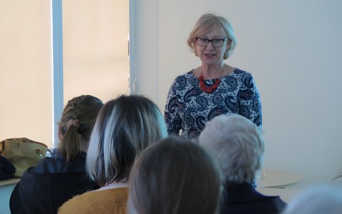 Cecylia Judek, sekretarz naukowy Książnicy Pomorskiej w szczecinie w czasie wykładu „Maria Dąbrowska - niedyskrecje o życiu i twórczości”, przed nią widać zgromadzonych uczestników