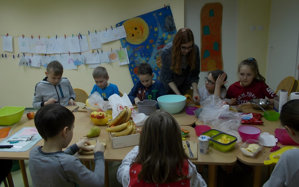 Bibliotekarka i dzieci przygotowują posiłek
