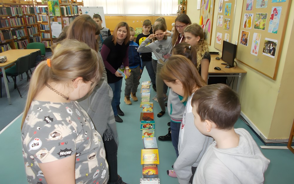 Dzieci tworzą wspólną historię składającą się z tytułów książek