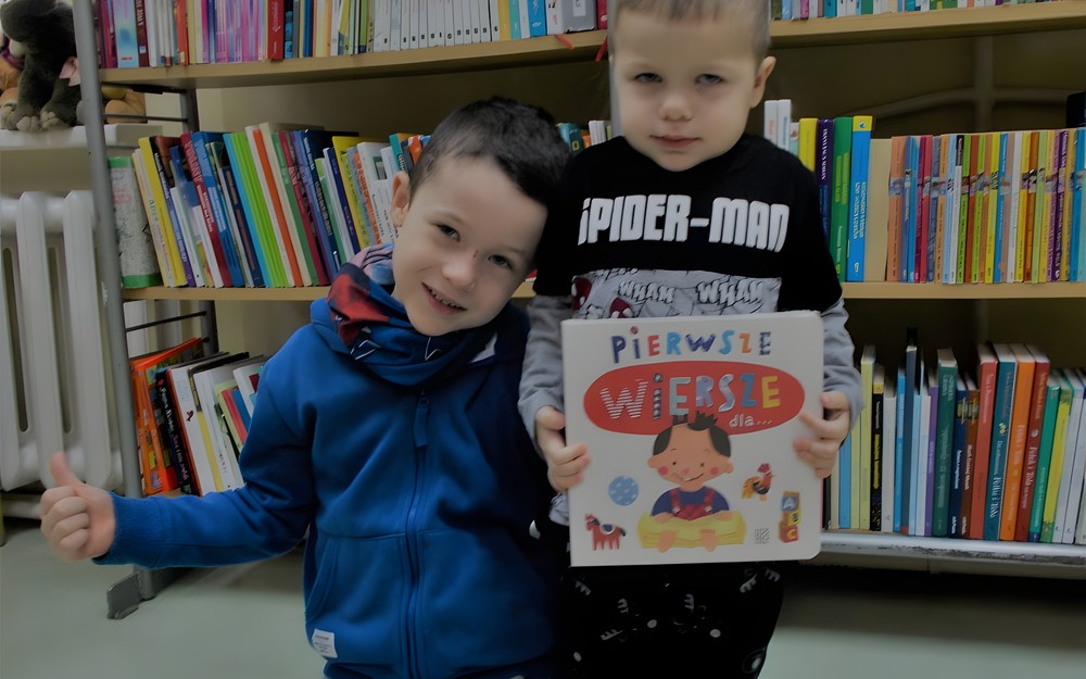 Na zdjęciu trzylatek, który otrzymał książkę z bratem