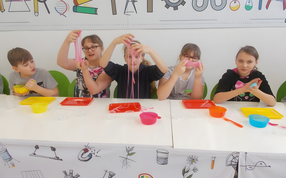 Dzieci robią swoje masy typu slime