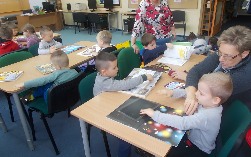 Dzieci oglądają książeczki