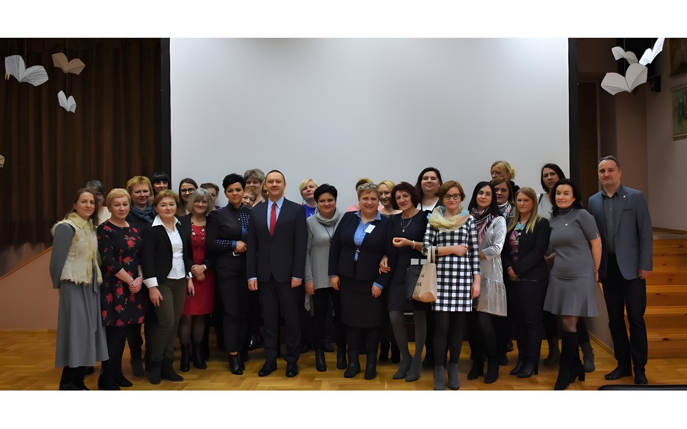 Uczestnicy powiatowej konferencji nt. czytelnictwa w bibliotekach powiatu koszalińskiego na zdjęciu zbiorowym