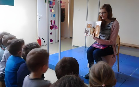 Bibliotekarka czyta dzieciom książkę