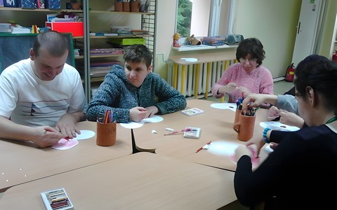 Członkowie grupy pracują