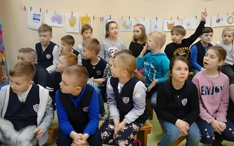 Dzieci słuchają bibliotekarki