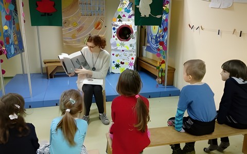 Bibliotekarka czyta dzieciom książkę