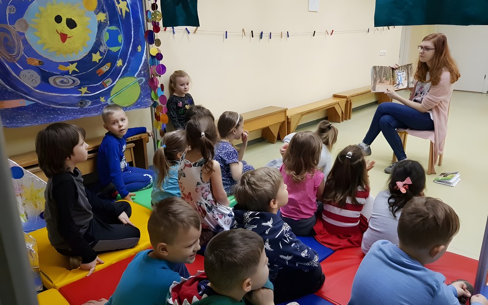 Bibliotekarka czyta dzieciom książkę